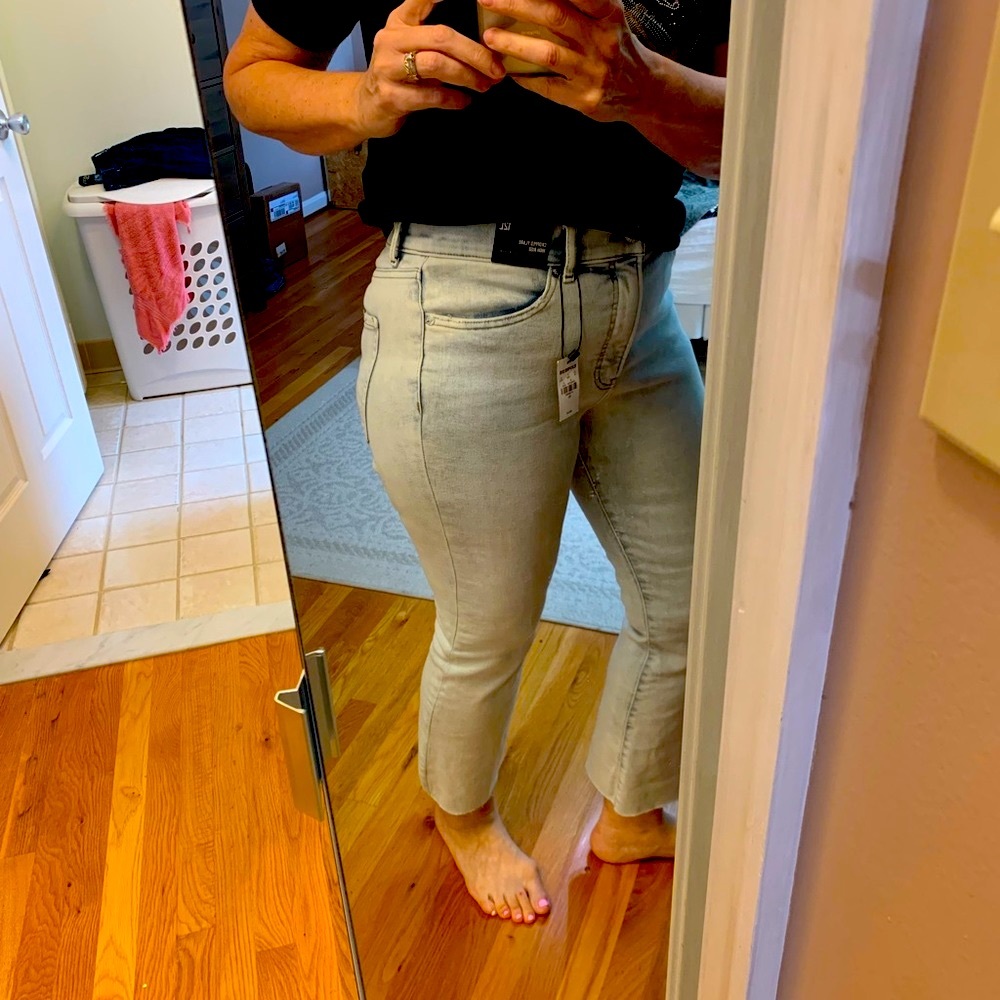 NWT Express Crop 12L with raw edge.